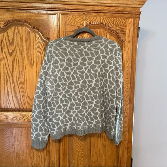 Wooden Ships Grey Giraffe Print Crew Neck LS Sweater Wool Blend Size S/M Cozy - Picture 8 of 13